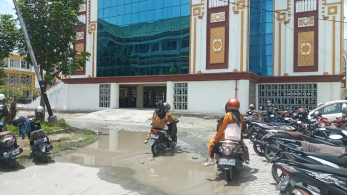 Tidak Ditindaklanjuti Pihak Birokrasi, Mahasiswa Kampus I Keluhkan Jalan Rusak
