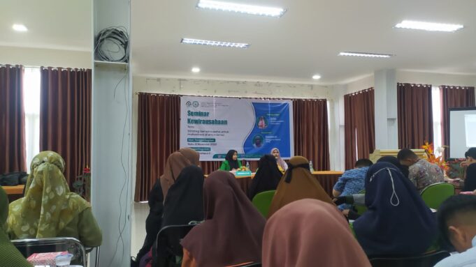 Upgrade Soft Skill Mahasiswa Melalui Seminar Kewirausahaan DEMA FTIK