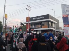 Aliansi Organisasi Se-kota Palu menggelar aksi damai Palestina di Depan McDonald