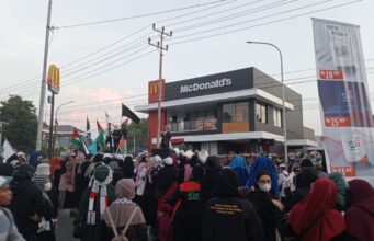 Aliansi Organisasi Se-kota Palu menggelar aksi damai Palestina di Depan McDonald