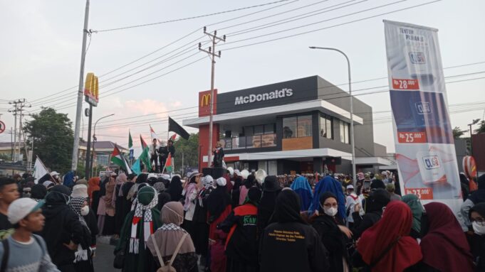 Aliansi Organisasi Se-kota Palu menggelar aksi damai Palestina di Depan McDonald