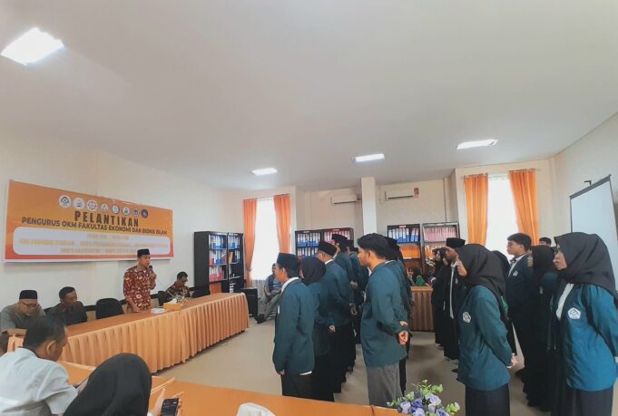 Dekan FEBI UIN Datokarama Palu Lantik Sejumlah Pengurus Ormawa
