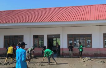 Mahasiswa KKN Tematik UIN Datokarama Palu Bantu Korban Bencana Banjir di Kecamatan Dolo Selatan