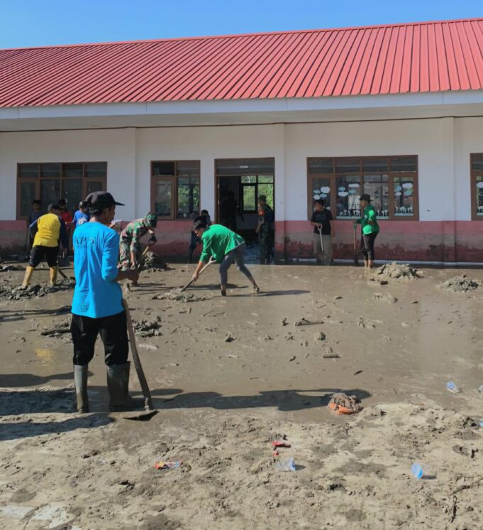 Mahasiswa KKN Tematik UIN Datokarama Palu Bantu Korban Bencana Banjir di Kecamatan Dolo Selatan