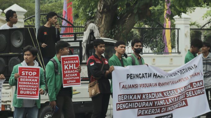 Peringati Hari Buruh Internasional, Aliansi Mahasiswa UIN Datokarama Palu Lakukan Aksi Longmarch