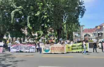 Peringati Hari Anti Tambang, Pegiat Lingkungan Gelar Aksi Demonstrasi Depan Kantor Gubernur Sulteng