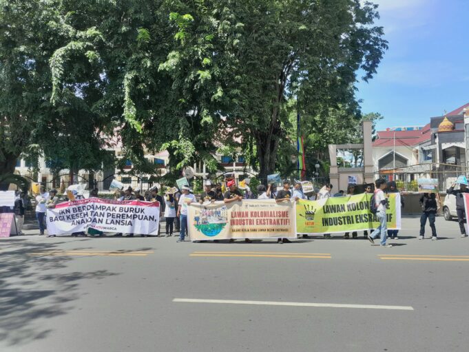 Peringati Hari Anti Tambang, Pegiat Lingkungan Gelar Aksi Demonstrasi Depan Kantor Gubernur Sulteng