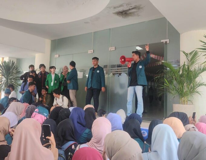 Demo Mahasiswa FTIK, Soroti Diskriminasi dan Kehilangan Kendaraan