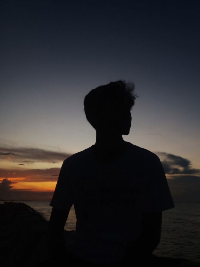 Di Antara Bayang-Bayang