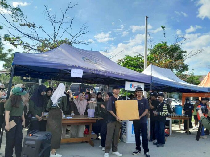 Bersama Bersihkan Kampung Nelayan, Mahasiswa Untad Gandeng Berbagai Instansi