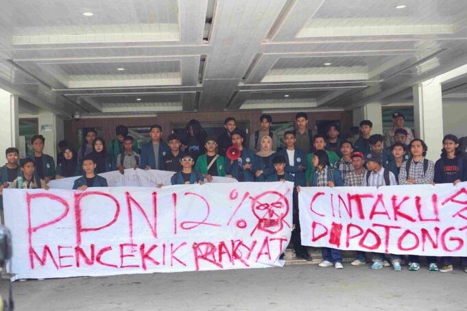 Solid Tolak PPN 12%, Aliansi Mahasiswa UIN Datokarama Palu Gelar Aksi di Depan DPRD Sulteng