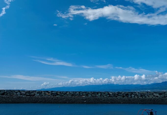 Saat Birunya Laut Menemukan Langit Birunya