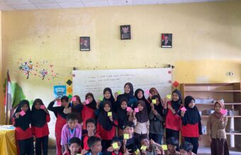 HIMATIF Edukasi Warga Salumpaku Lewat Teknologi