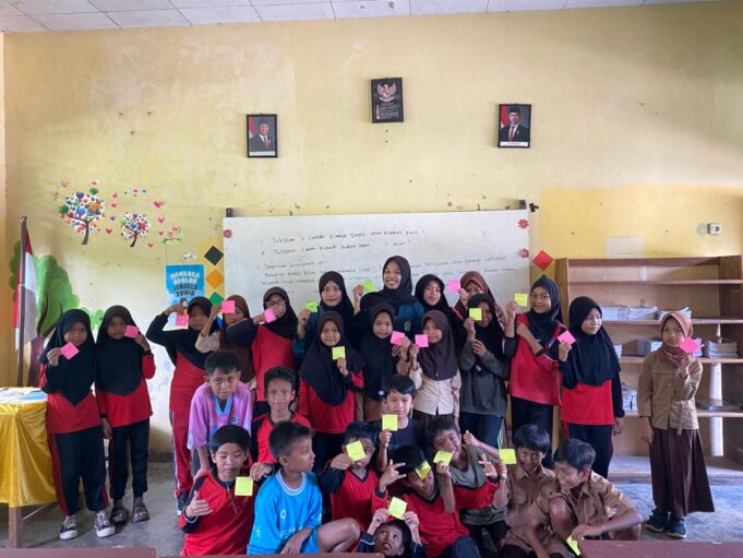 HIMATIF Edukasi Warga Salumpaku Lewat Teknologi