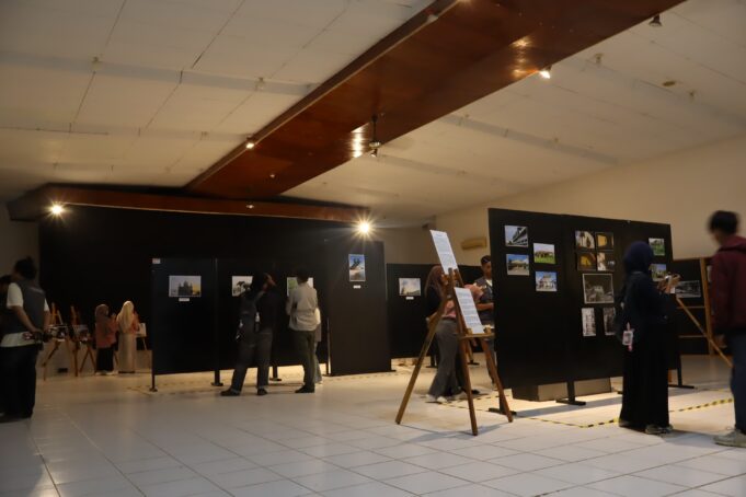 “Theater of the Street”: Pameran Fotografi Angkat Wajah Kota Palu