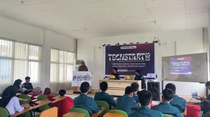 Lewat Techstart 2025, HIMATIF Tanamkan Semangat Coding dan Kebersamaan