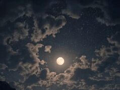 Cahaya Bulan di Malam Luas