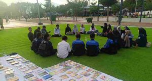 Di Tengah Tantangan Literasi, Mahasiswa AFI Hadirkan Ruang Baca Publik di Taman Vatulemo
