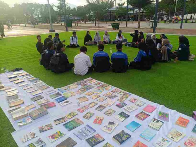 Di Tengah Tantangan Literasi, Mahasiswa AFI Hadirkan Ruang Baca Publik di Taman Vatulemo