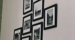 Menyeka Debu pada Bingkai Foto