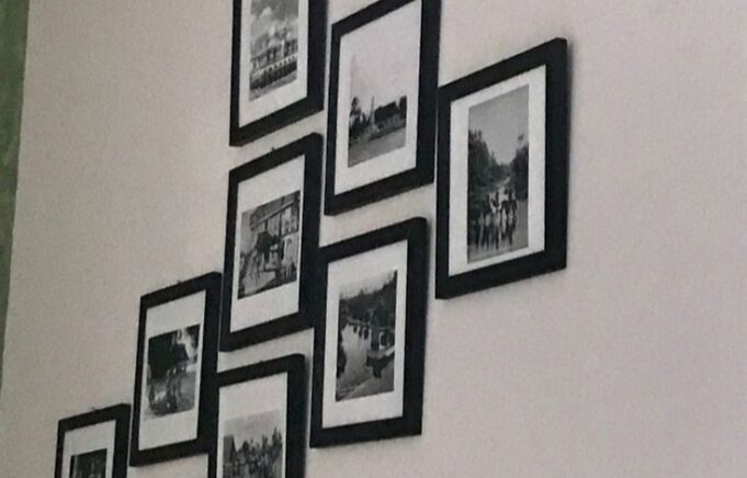 Menyeka Debu pada Bingkai Foto