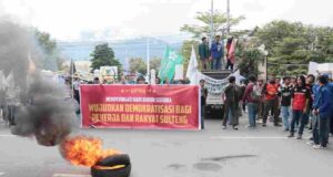 Aksi Demokrasi: Mahasiswa Tantang Pemerintah, Tolak Negosiasi Daring, Desak Hentikan Eksploitasi Buruh!