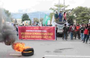 Aksi Demokrasi: Mahasiswa Tantang Pemerintah, Tolak Negosiasi Daring, Desak Hentikan Eksploitasi Buruh!