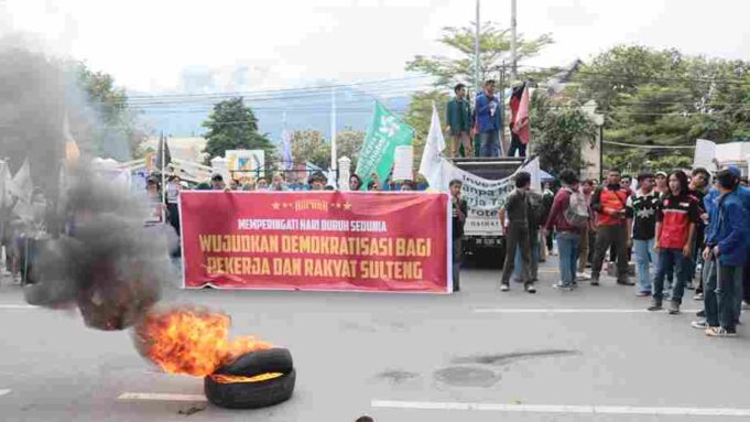 Aksi Demokrasi: Mahasiswa Tantang Pemerintah, Tolak Negosiasi Daring, Desak Hentikan Eksploitasi Buruh!