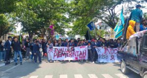Aksi Demonstrasi Mahasiswa Palu Soroti Krisis Energi di DPRD Sulteng